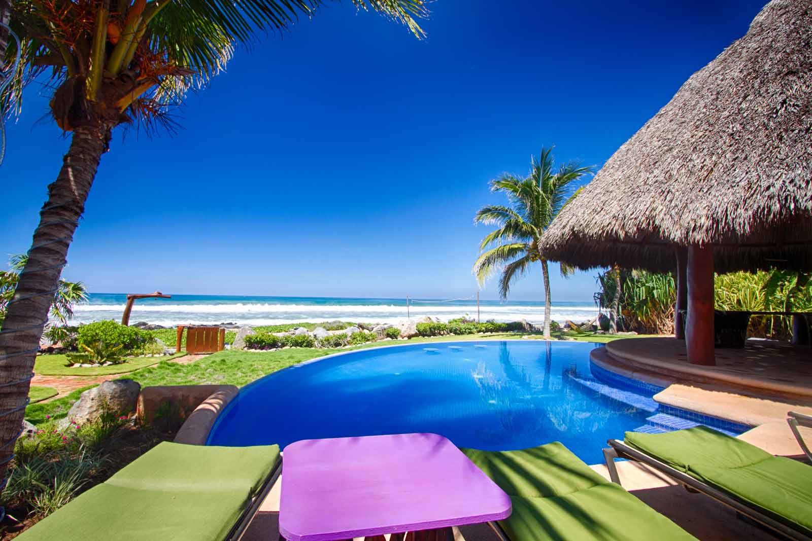 tres-mujeres-poolside Pool